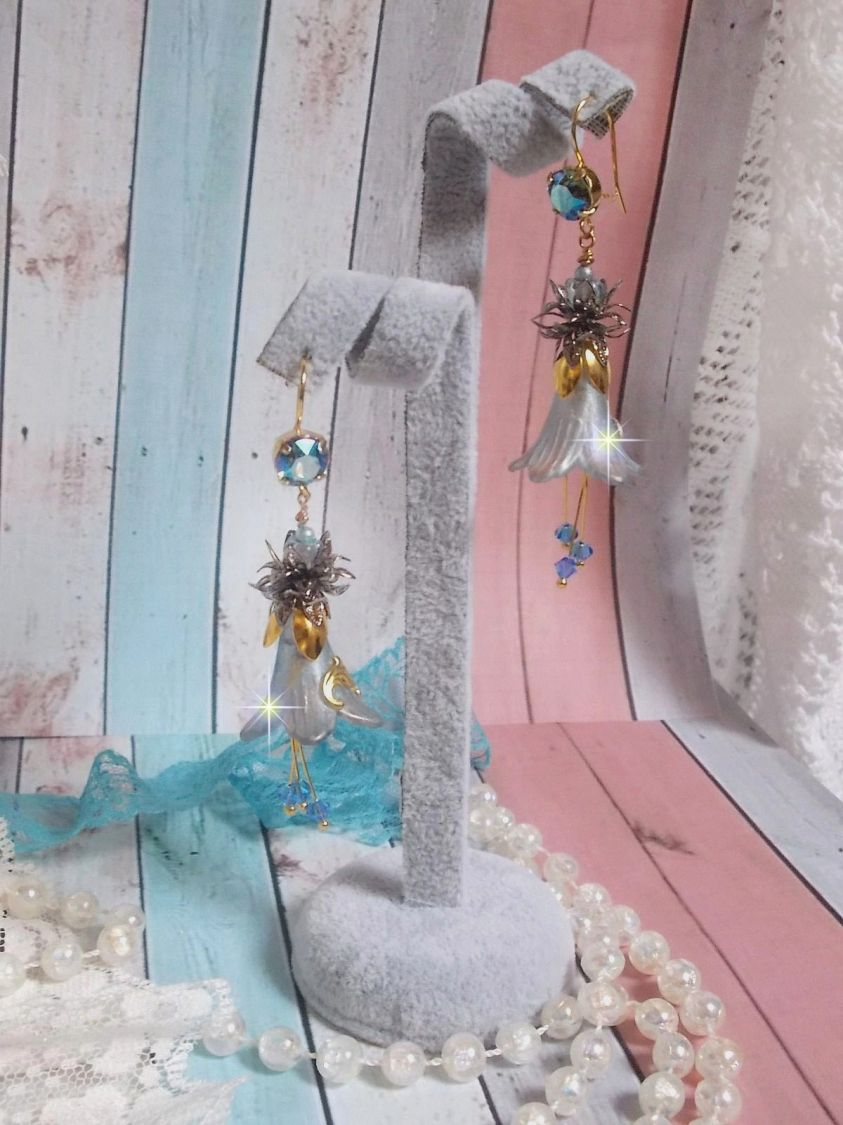 BO Sensations Ouro e Azul criado com flores de trompete pintadas à mão, cristais, flores de vidro e acessórios banhados a ouro