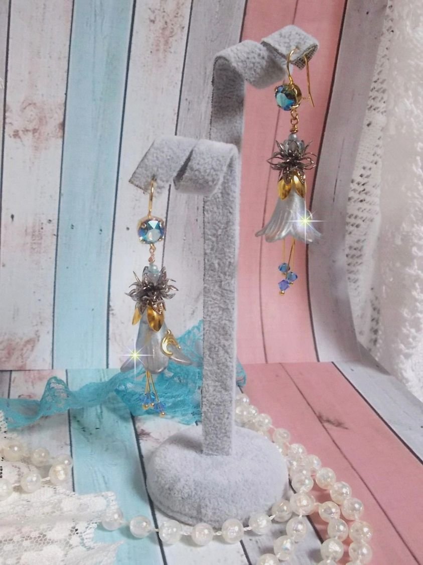 BO Sensations Ouro e Azul criado com flores de trompete pintadas à mão, cristais, flores de vidro e acessórios banhados a ouro