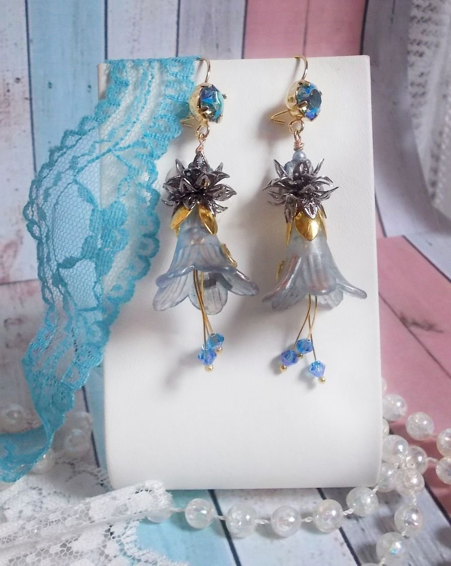 BO Sensations Ouro e Azul criado com flores de trompete pintadas à mão, cristais, flores de vidro e acessórios banhados a ouro