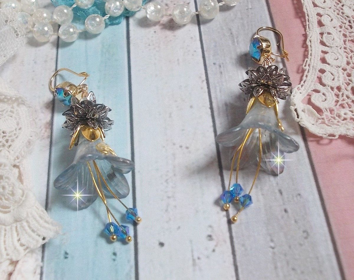 BO Sensations Ouro e Azul criado com flores de trompete pintadas à mão, cristais, flores de vidro e acessórios banhados a ouro