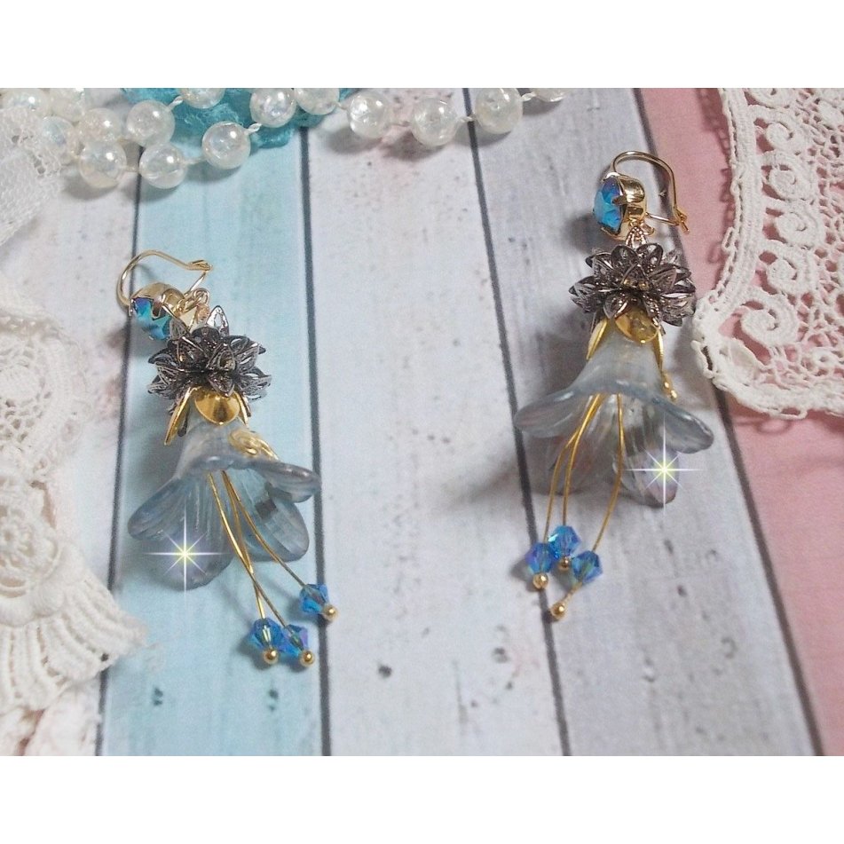 BO Sensations Ouro e Azul criado com flores de trompete pintadas à mão, cristais, flores de vidro e acessórios banhados a ouro