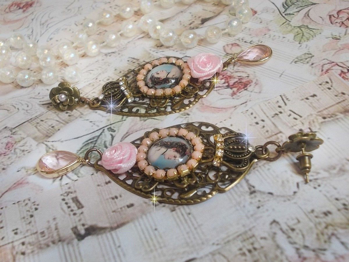 BO Sissi Empress criado com cabochons de lupa de vidro representando Sissi Empress, cristais, contas de vidro, pequenas flores e vários acessórios em cor Bronze