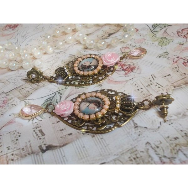 BO Sissi Empress criado com cabochons de lupa de vidro representando Sissi Empress, cristais, contas de vidro, pequenas flores e v&aacute;rios acess&oacute;rios em cor Bronze