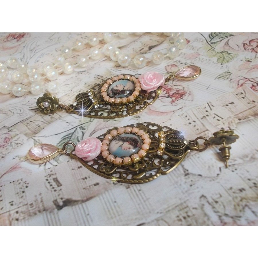 BO Sissi Empress criado com cabochons de lupa de vidro representando Sissi Empress, cristais, contas de vidro, pequenas flores e vários acessórios em cor Bronze