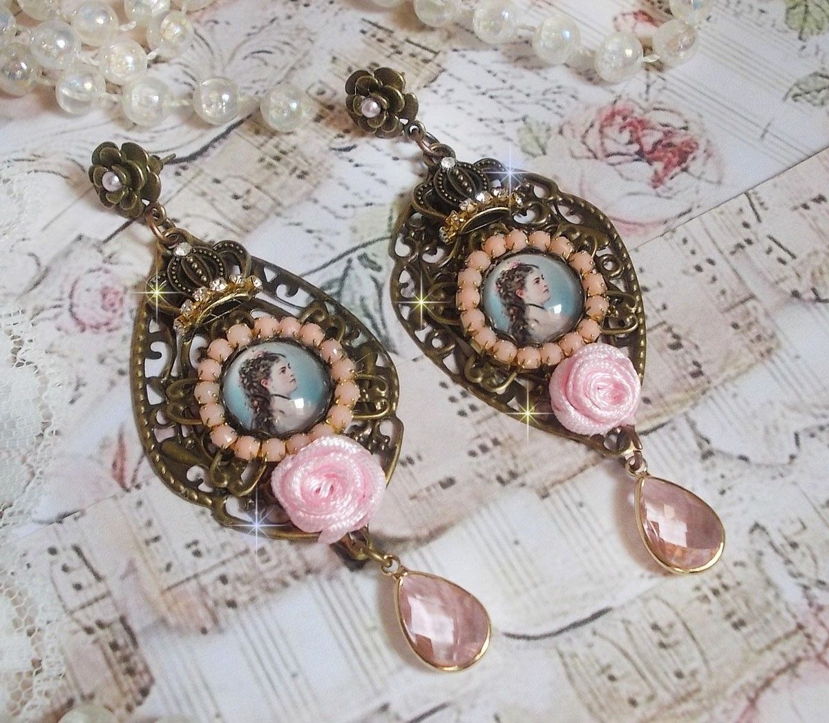 BO Sissi Empress criado com cabochons de lupa de vidro representando Sissi Empress, cristais, contas de vidro, pequenas flores e vários acessórios em cor Bronze