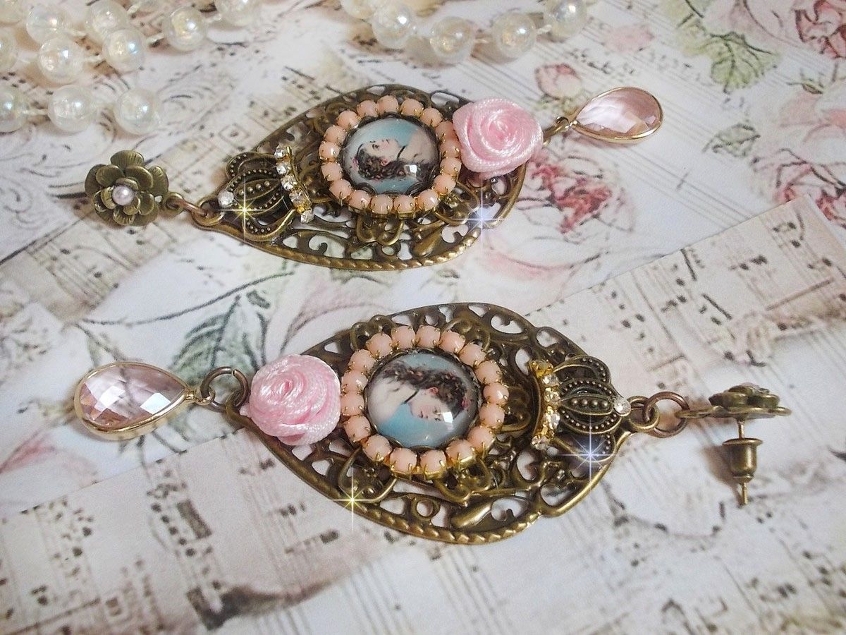 BO Sissi Empress criado com cabochons de lupa de vidro representando Sissi Empress, cristais, contas de vidro, pequenas flores e vários acessórios em cor Bronze