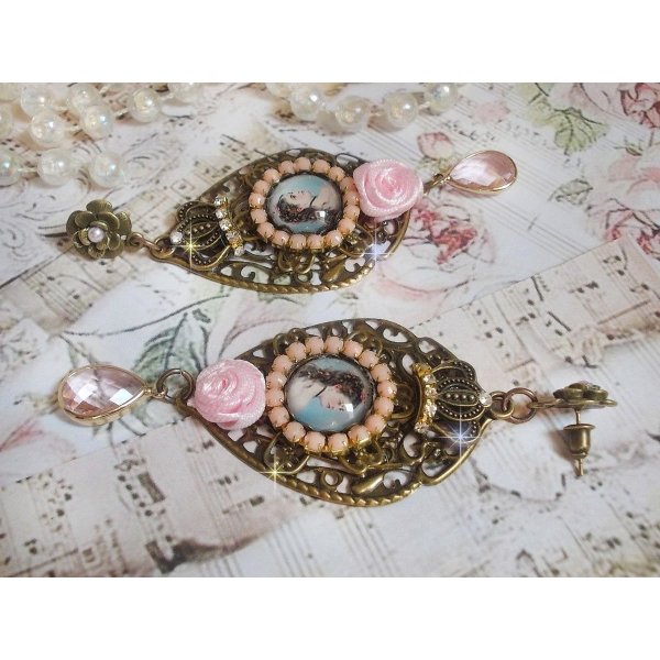 BO Sissi Empress criado com cabochons de lupa de vidro representando Sissi Empress, cristais, contas de vidro, pequenas flores e v&aacute;rios acess&oacute;rios em cor Bronze