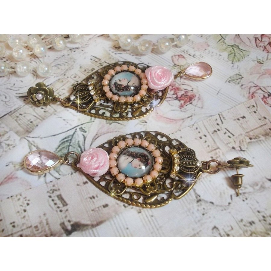 BO Sissi Empress criado com cabochons de lupa de vidro representando Sissi Empress, cristais, contas de vidro, pequenas flores e vários acessórios em cor Bronze