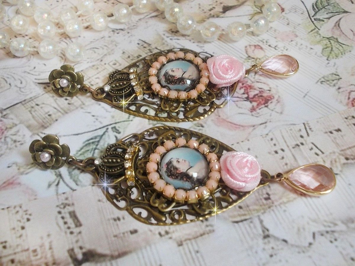 BO Sissi Empress criado com cabochons de lupa de vidro representando Sissi Empress, cristais, contas de vidro, pequenas flores e vários acessórios em cor Bronze