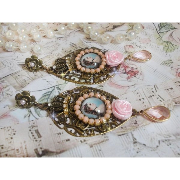 BO Sissi Empress criado com cabochons de lupa de vidro representando Sissi Empress, cristais, contas de vidro, pequenas flores e v&aacute;rios acess&oacute;rios em cor Bronze