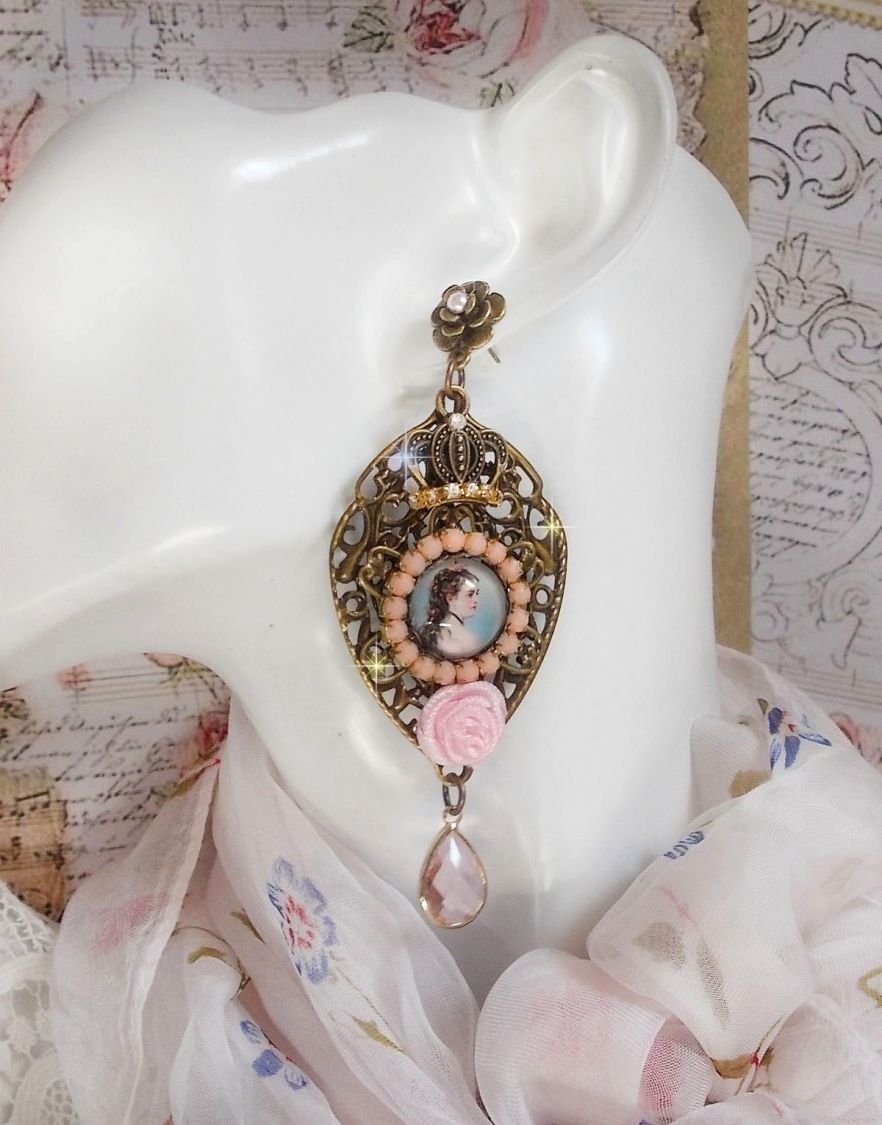 BO Sissi Empress criado com cabochons de lupa de vidro representando Sissi Empress, cristais, contas de vidro, pequenas flores e vários acessórios em cor Bronze