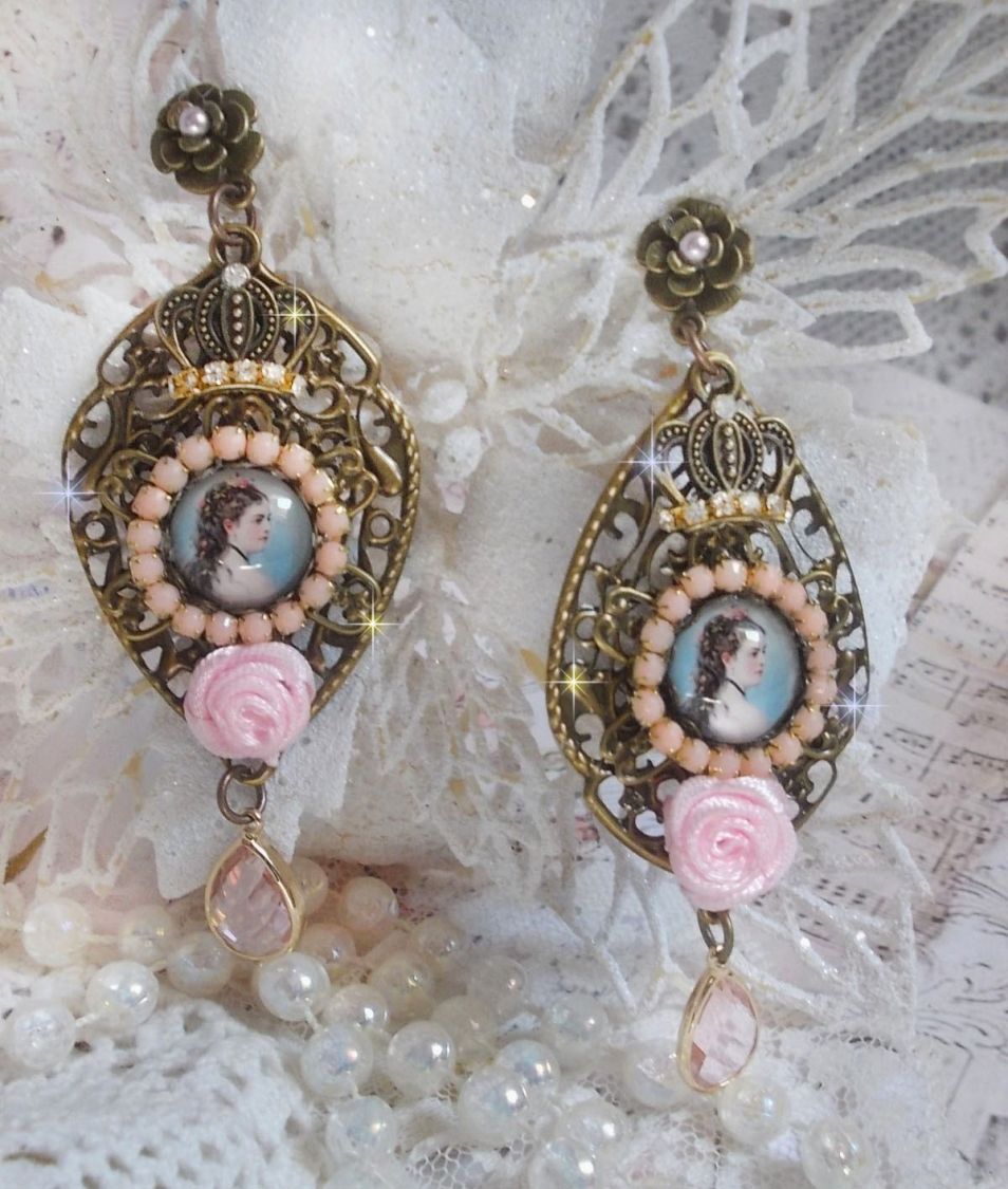 BO Sissi Empress criado com cabochons de lupa de vidro representando Sissi Empress, cristais, contas de vidro, pequenas flores e vários acessórios em cor Bronze