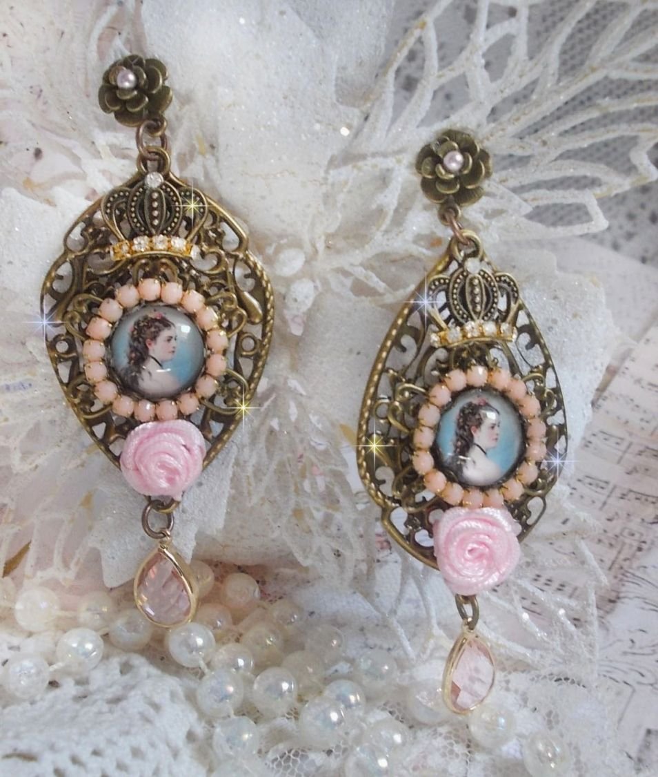 BO Sissi Empress criado com cabochons de lupa de vidro representando Sissi Empress, cristais, contas de vidro, pequenas flores e vários acessórios em cor Bronze