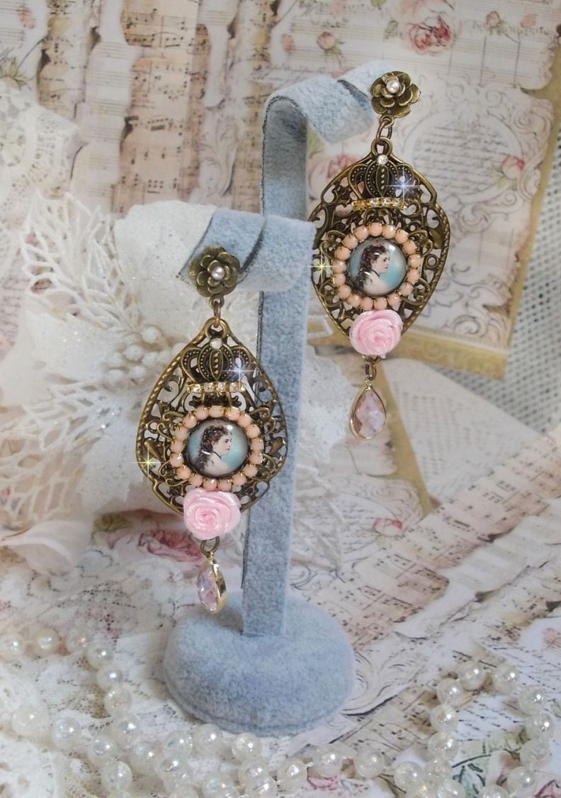 BO Sissi Empress criado com cabochons de lupa de vidro representando Sissi Empress, cristais, contas de vidro, pequenas flores e vários acessórios em cor Bronze