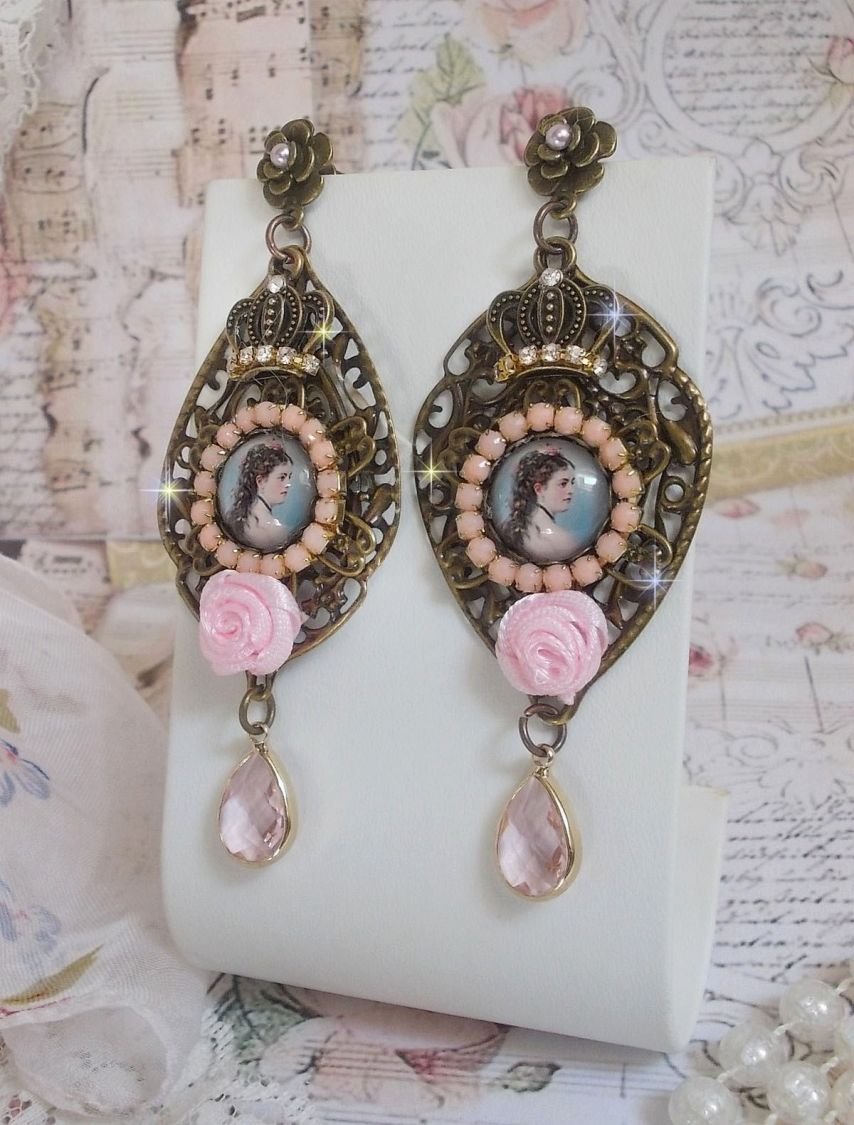 BO Sissi Empress criado com cabochons de lupa de vidro representando Sissi Empress, cristais, contas de vidro, pequenas flores e vários acessórios em cor Bronze