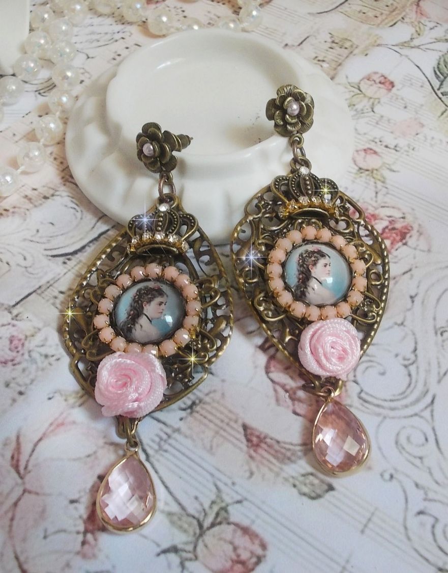 BO Sissi Empress criado com cabochons de lupa de vidro representando Sissi Empress, cristais, contas de vidro, pequenas flores e vários acessórios em cor Bronze