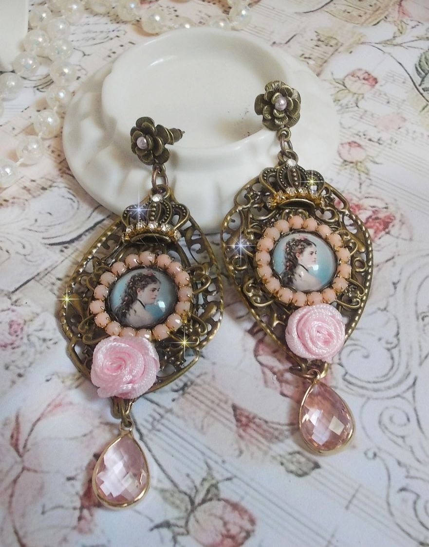 BO Sissi Empress criado com cabochons de lupa de vidro representando Sissi Empress, cristais, contas de vidro, pequenas flores e vários acessórios em cor Bronze