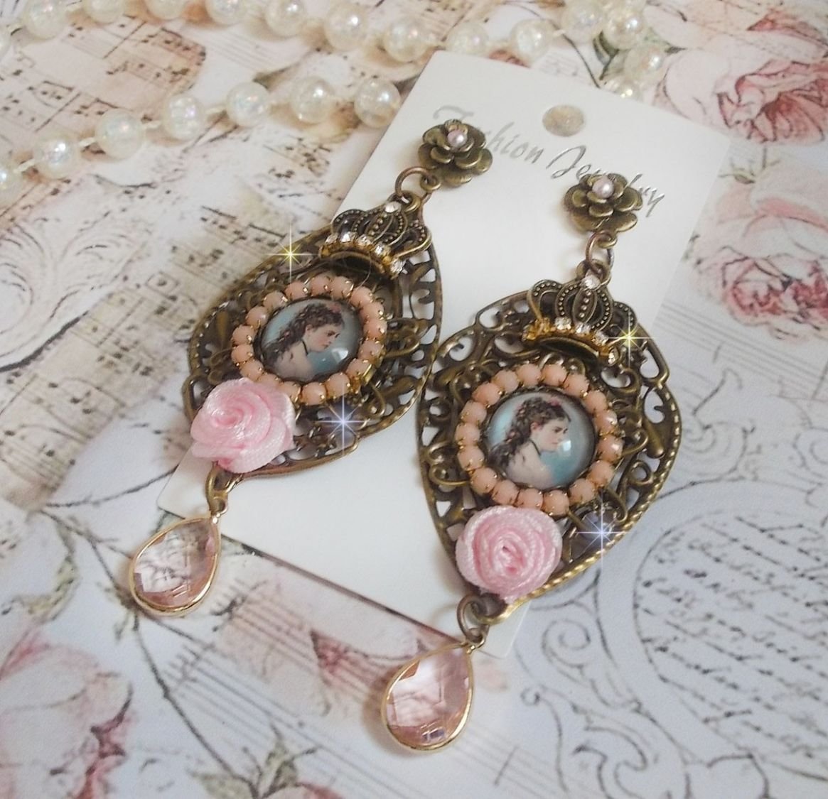 BO Sissi Empress criado com cabochons de lupa de vidro representando Sissi Empress, cristais, contas de vidro, pequenas flores e vários acessórios em cor Bronze