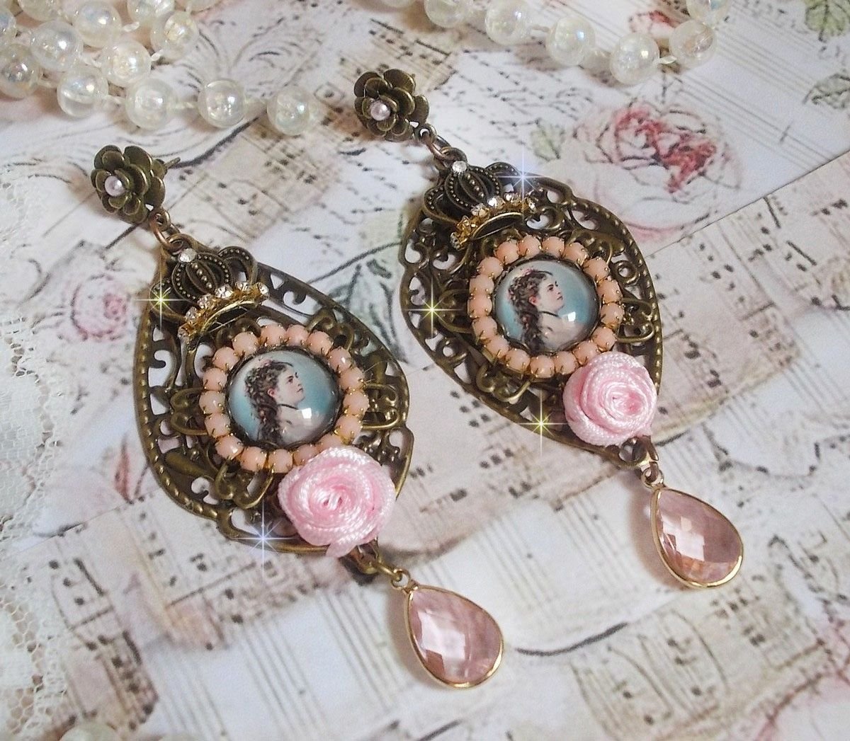 BO Sissi Empress criado com cabochons de lupa de vidro representando Sissi Empress, cristais, contas de vidro, pequenas flores e vários acessórios em cor Bronze
