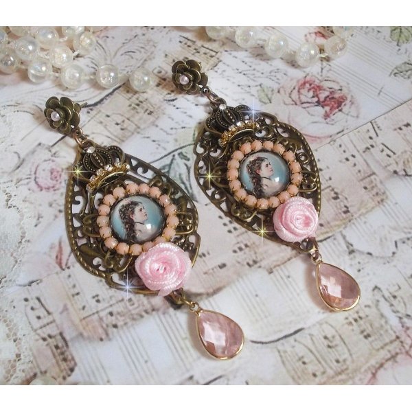 BO Sissi Empress criado com cabochons de lupa de vidro representando Sissi Empress, cristais, contas de vidro, pequenas flores e v&aacute;rios acess&oacute;rios em cor Bronze