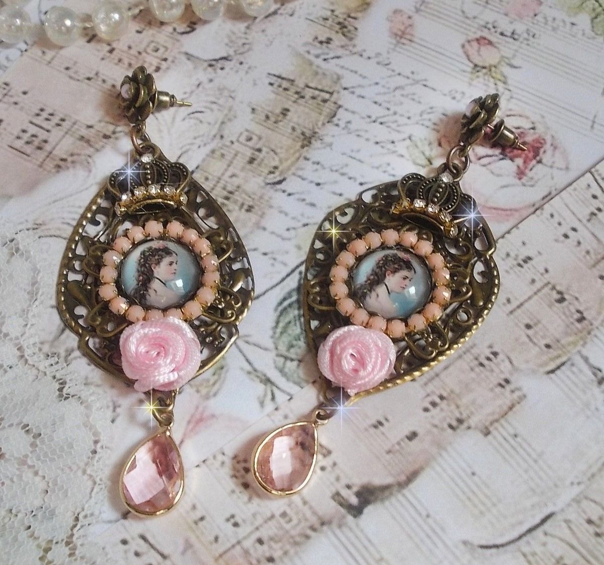 BO Sissi Empress criado com cabochons de lupa de vidro representando Sissi Empress, cristais, contas de vidro, pequenas flores e vários acessórios em cor Bronze