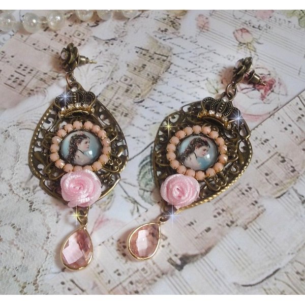 BO Sissi Empress criado com cabochons de lupa de vidro representando Sissi Empress, cristais, contas de vidro, pequenas flores e v&aacute;rios acess&oacute;rios em cor Bronze