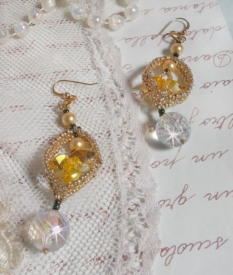 BO Bo'Soleil montado com corações de cristal Swarovski, contas de pérolas douradas e 14 ganchos de orelhas cheias de ouro de quilates