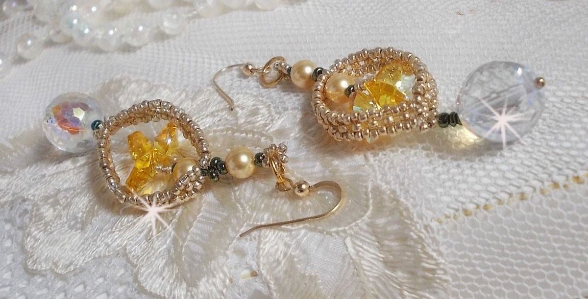 BO Bo'Soleil montado com corações de cristal Swarovski, contas de pérolas douradas e 14 ganchos de orelhas cheias de ouro de quilates