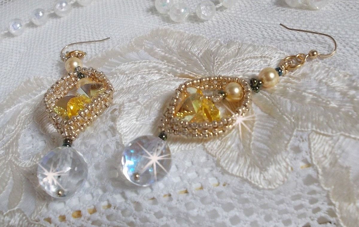 BO Bo'Soleil montado com corações de cristal Swarovski, contas de pérolas douradas e 14 ganchos de orelhas cheias de ouro de quilates