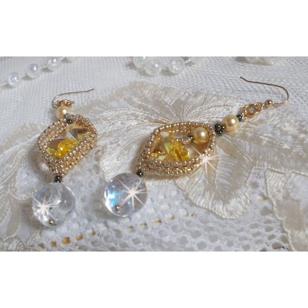 BO Bo'Soleil montado com corações de cristal Swarovski, contas de pérolas douradas e 14 ganchos de orelhas cheias de ouro de quilates