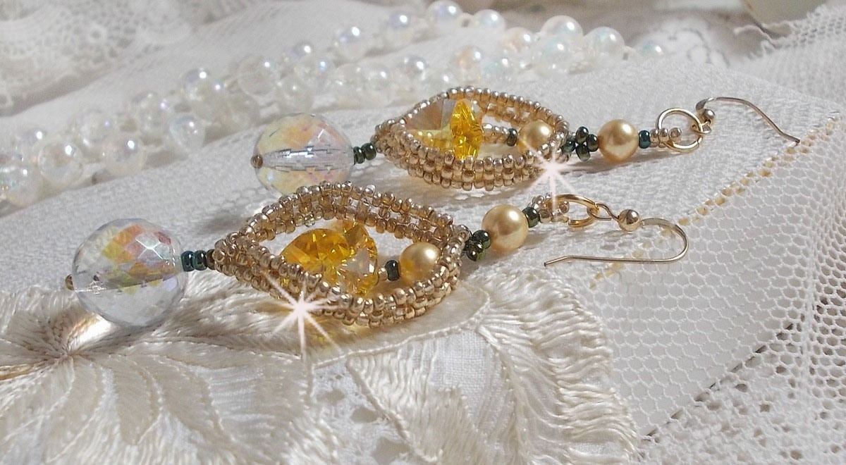 BO Bo'Soleil montado com corações de cristal Swarovski, contas de pérolas douradas e 14 ganchos de orelhas cheias de ouro de quilates