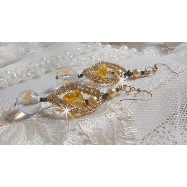BO Bo'Soleil montado com corações de cristal Swarovski, contas de pérolas douradas e 14 ganchos de orelhas cheias de ouro de quilates