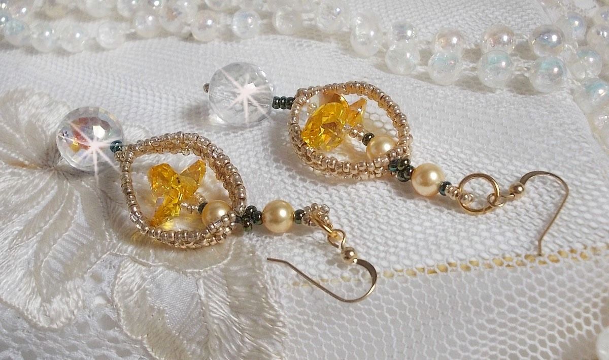 BO Bo'Soleil montado com corações de cristal Swarovski, contas de pérolas douradas e 14 ganchos de orelhas cheias de ouro de quilates