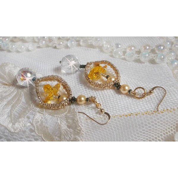 BO Bo'Soleil montado com corações de cristal Swarovski, contas de pérolas douradas e 14 ganchos de orelhas cheias de ouro de quilates