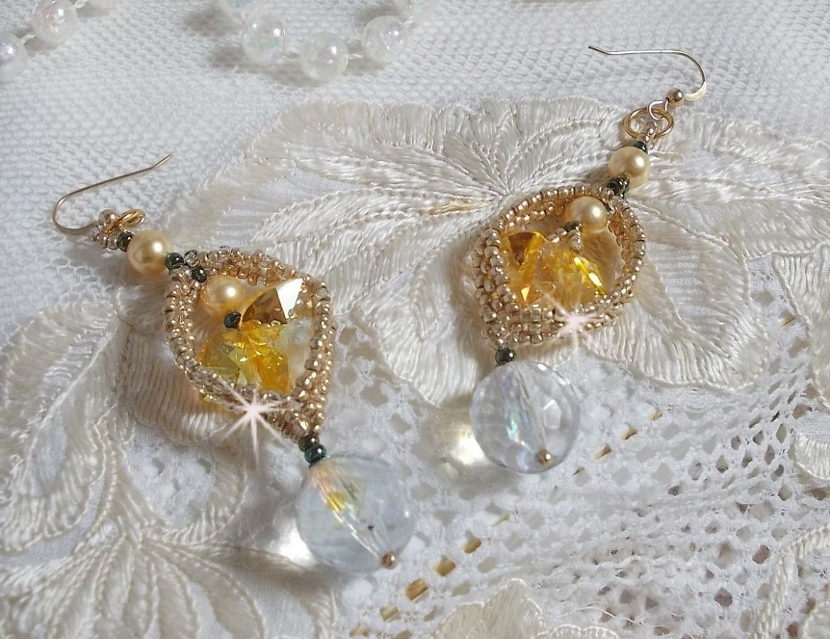BO Bo'Soleil montado com corações de cristal Swarovski, contas de pérolas douradas e 14 ganchos de orelhas cheias de ouro de quilates