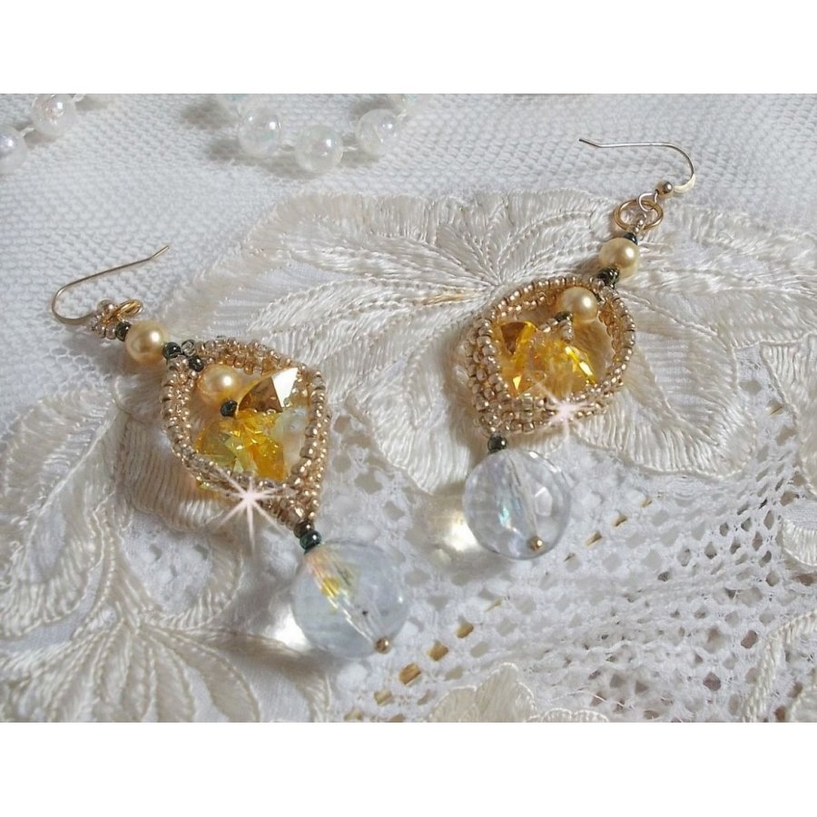 BO Bo'Soleil montado com corações de cristal Swarovski, contas de pérolas douradas e 14 ganchos de orelhas cheias de ouro de quilates