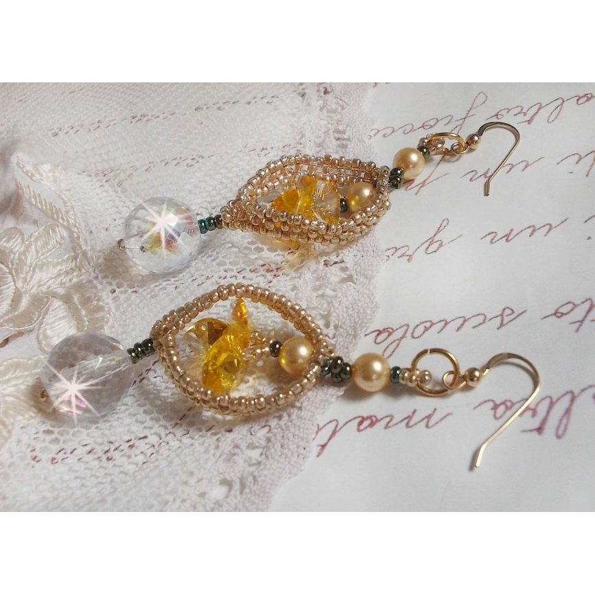 BO Bo'Soleil montado com corações de cristal Swarovski, contas de pérolas douradas e 14 ganchos de orelhas cheias de ouro de quilates