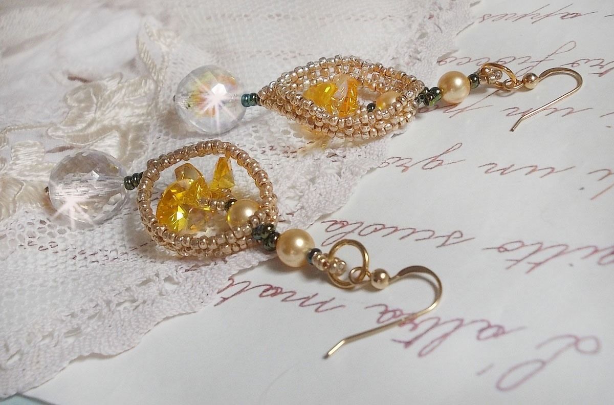 BO Bo'Soleil montado com corações de cristal Swarovski, contas de pérolas douradas e 14 ganchos de orelhas cheias de ouro de quilates