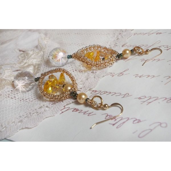 BO Bo'Soleil montado com corações de cristal Swarovski, contas de pérolas douradas e 14 ganchos de orelhas cheias de ouro de quilates