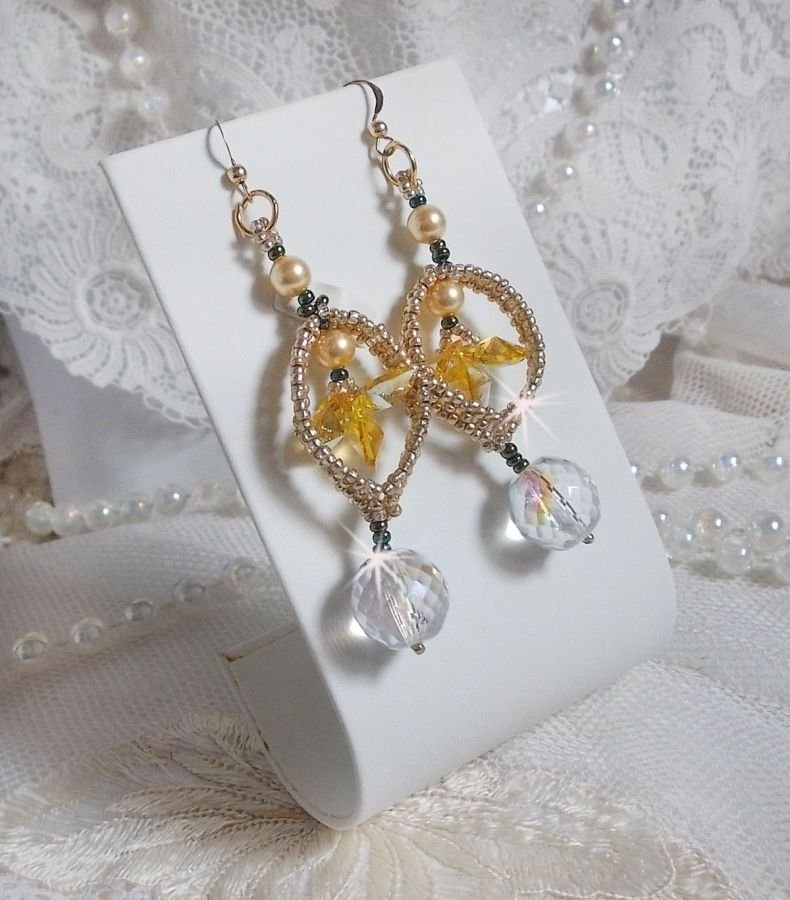 BO Bo'Soleil montado com corações de cristal Swarovski, contas de pérolas douradas e 14 ganchos de orelhas cheias de ouro de quilates