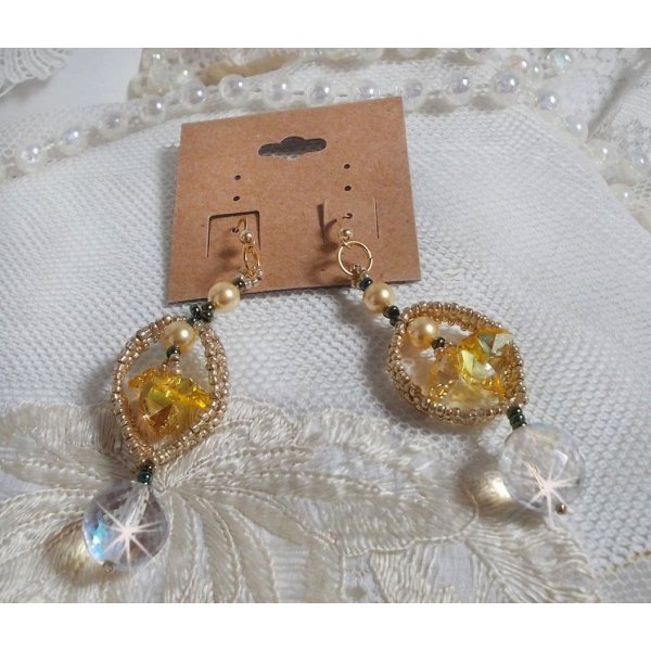 BO Bo'Soleil montado com cora&ccedil;&otilde;es de cristal Swarovski, contas de p&eacute;rolas douradas e 14 ganchos de orelhas cheias de ouro de quilates