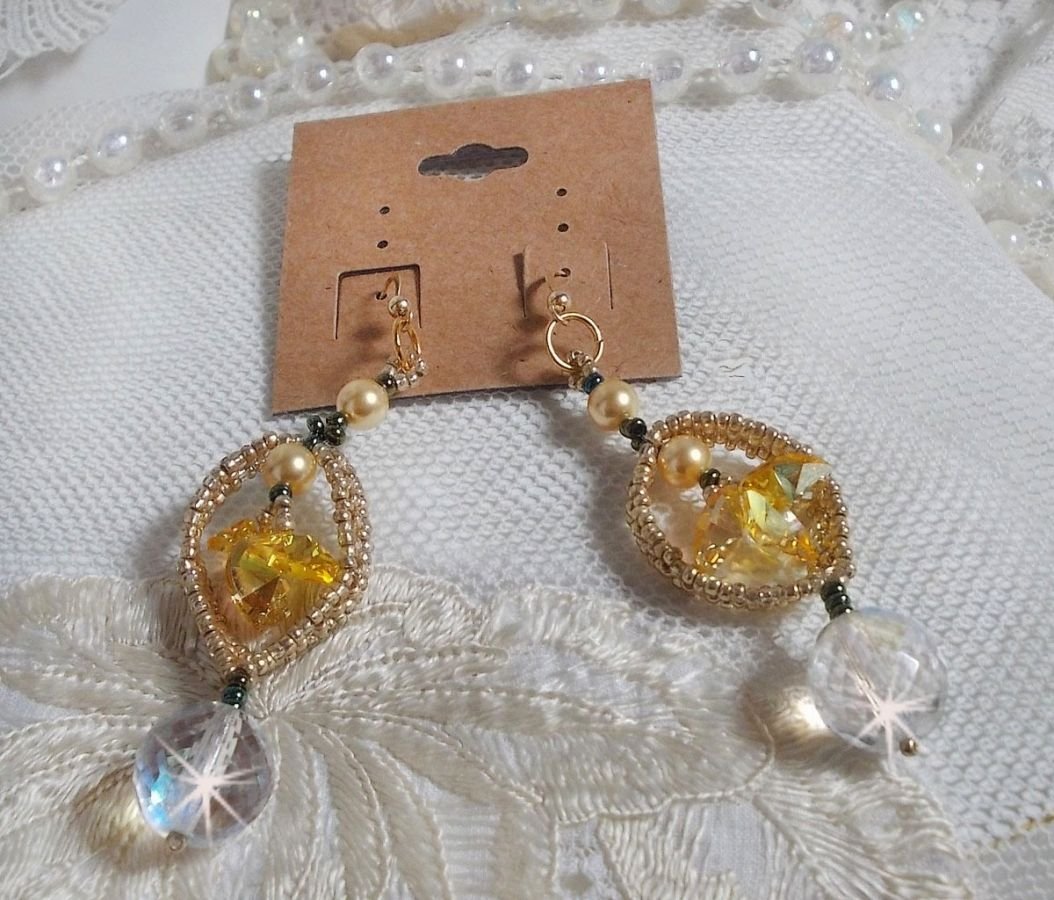 BO Bo'Soleil montado com corações de cristal Swarovski, contas de pérolas douradas e 14 ganchos de orelhas cheias de ouro de quilates