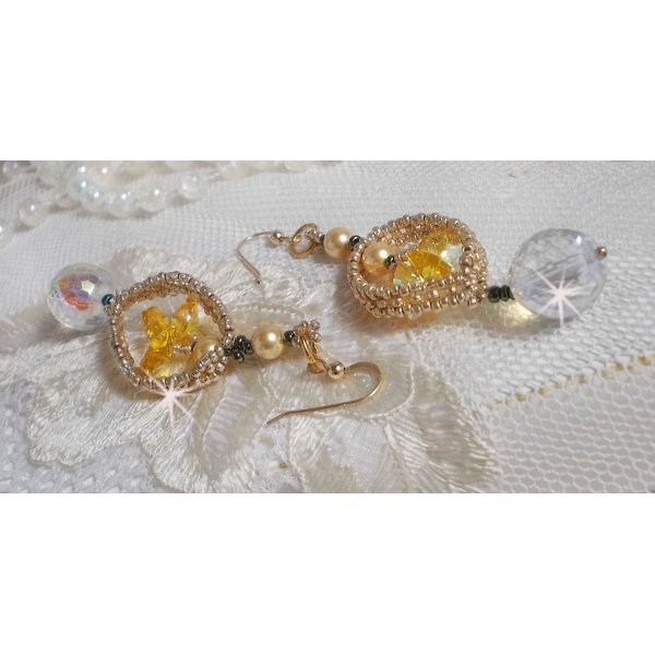 BO Bo'Soleil montado com corações de cristal Swarovski, contas de pérolas douradas e 14 ganchos de orelhas cheias de ouro de quilates