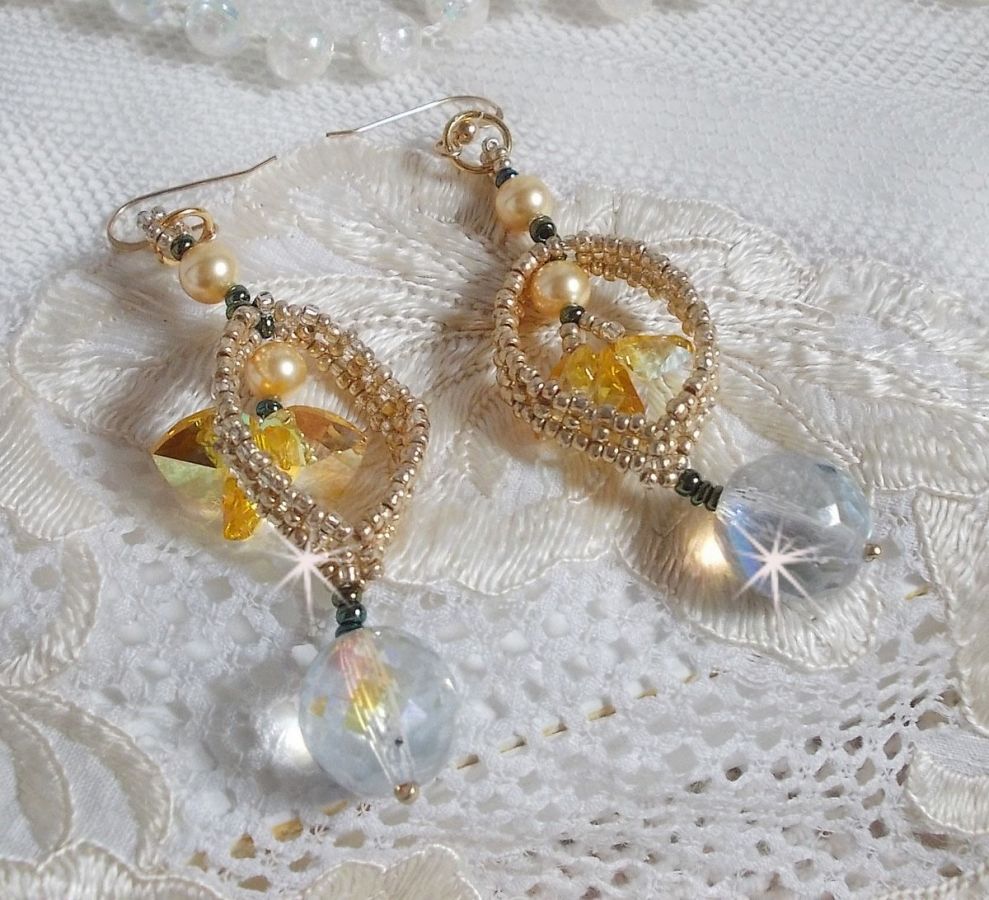 BO Bo'Soleil montado com corações de cristal Swarovski, contas de pérolas douradas e 14 ganchos de orelhas cheias de ouro de quilates