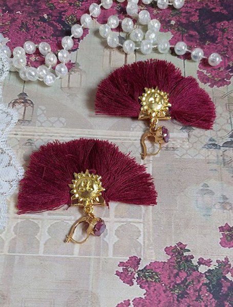 BO Soleil Dark Red mont&eacute;es avec pompons Bordeaux, pinces demi-lune, breloques et cabochons Cristal Swarovski