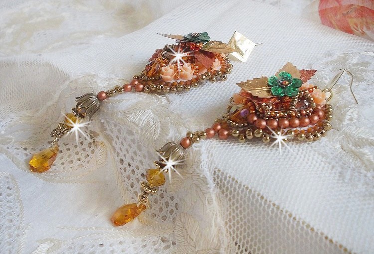 BO Souffle d'Automne chic Bordado étnico com cristais Swarovski, dois cabochons de vidro boémios dos anos 60, rosas de resina e missangas de sementes