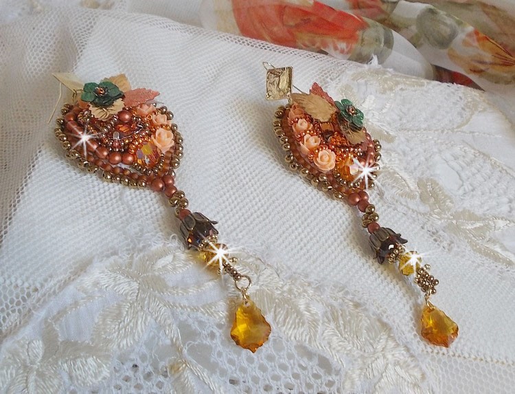 BO Souffle d'Automne chic Bordado étnico com cristais Swarovski, dois cabochons de vidro boémios dos anos 60, rosas de resina e missangas de sementes