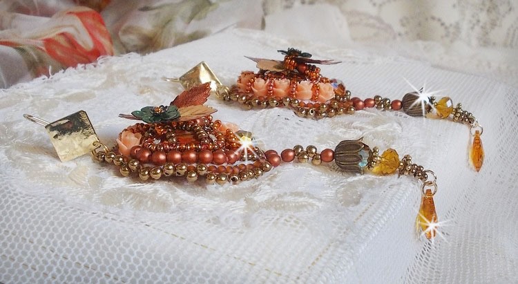BO Souffle d'Automne chic Bordado étnico com cristais Swarovski, dois cabochons de vidro boémios dos anos 60, rosas de resina e missangas de sementes