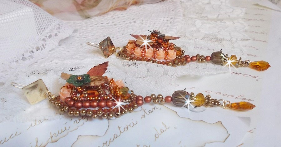 BO Souffle d'Automne chic Bordado étnico com cristais Swarovski, dois cabochons de vidro boémios dos anos 60, rosas de resina e missangas de sementes