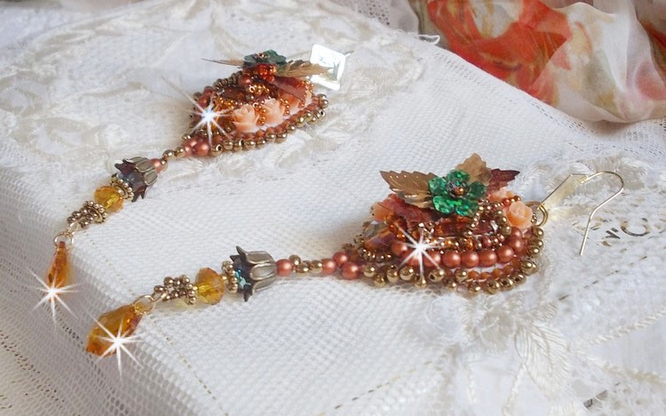 BO Souffle d'Automne chic Bordado étnico com cristais Swarovski, dois cabochons de vidro boémios dos anos 60, rosas de resina e missangas de sementes